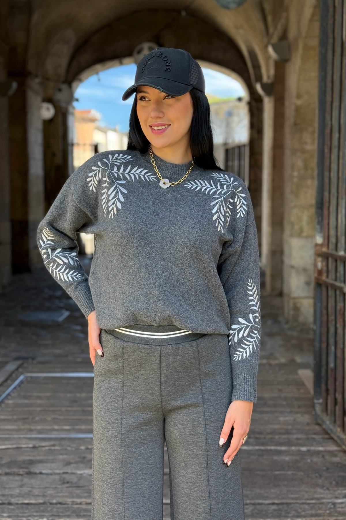 pull b young girl avec broderie blanches MAGGE 8186 (1)