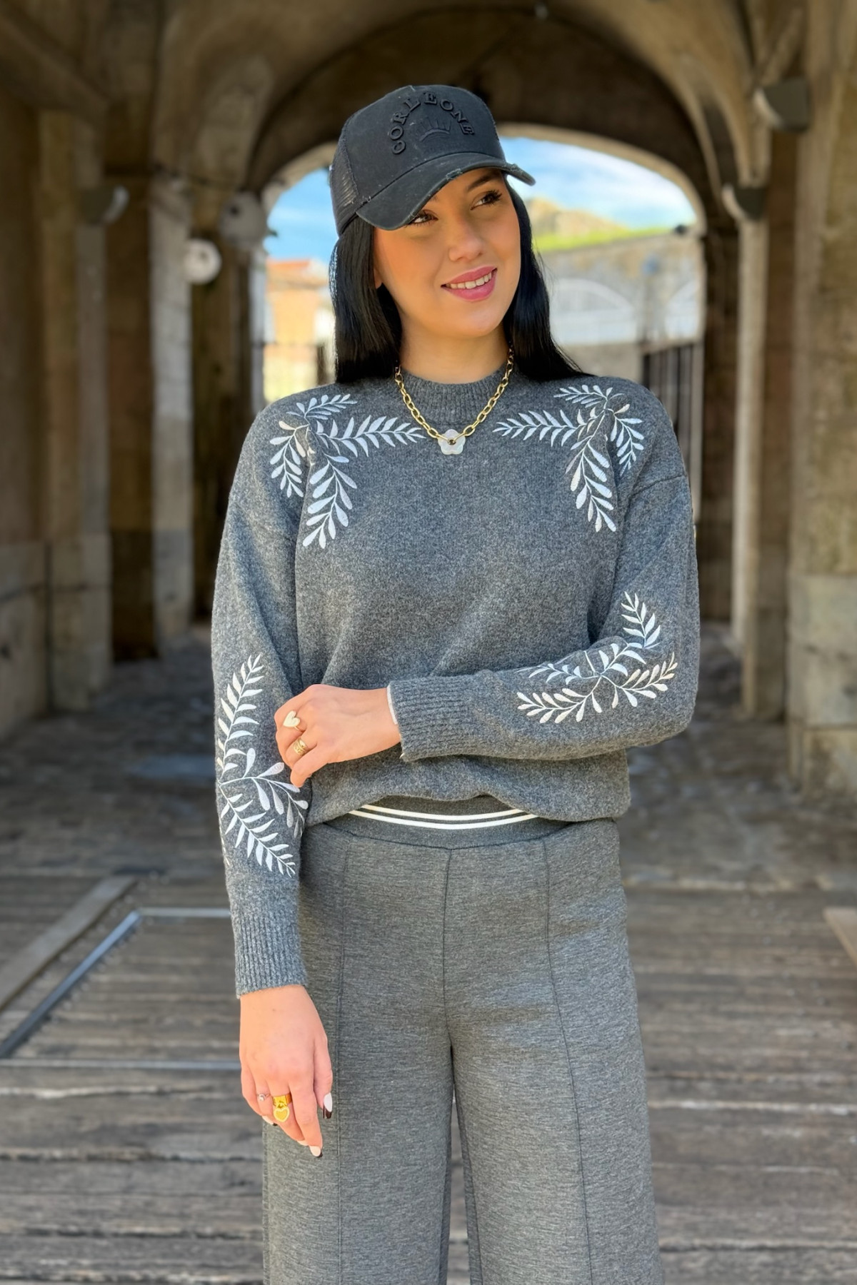 pull b young girl avec broderie blanches MAGGE 8186 (3)