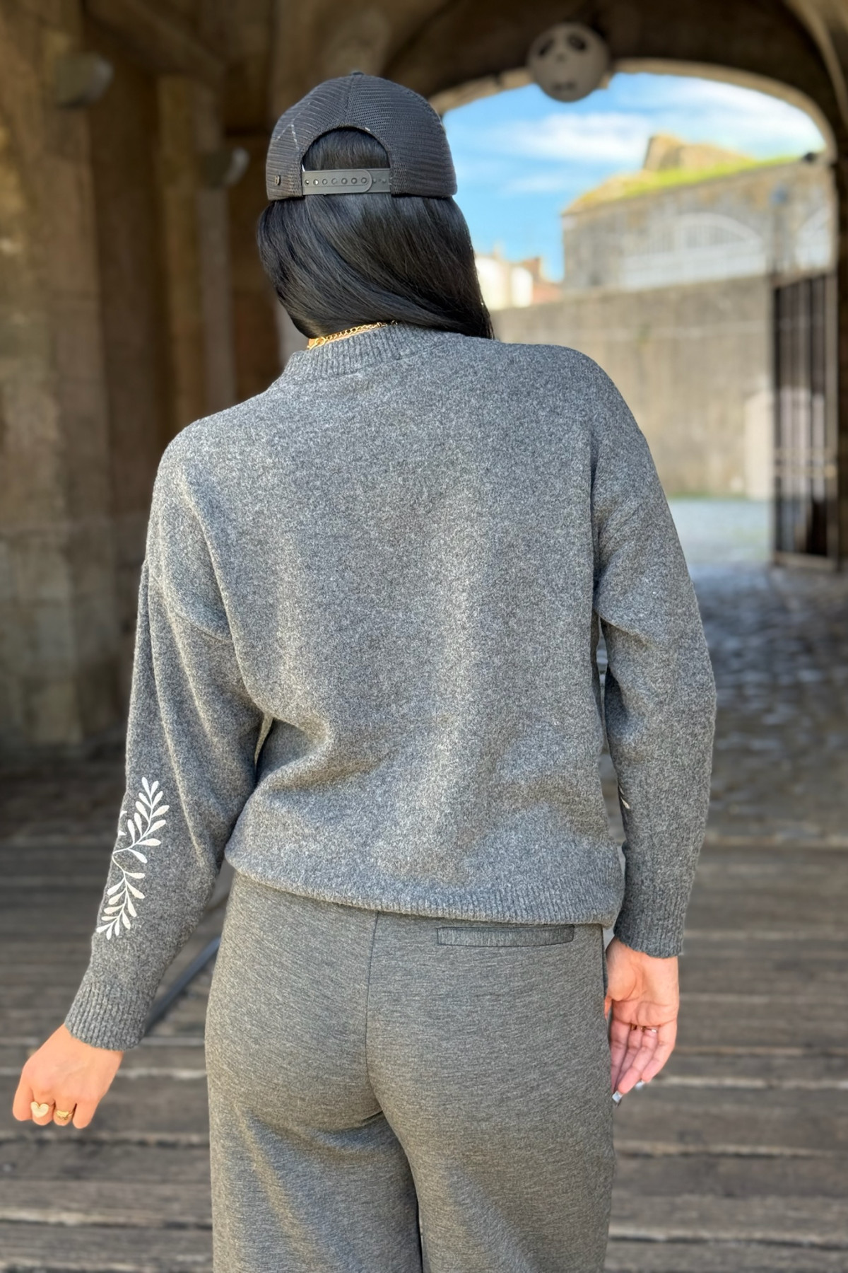 pull b young girl avec broderie blanches MAGGE 8186 (4)