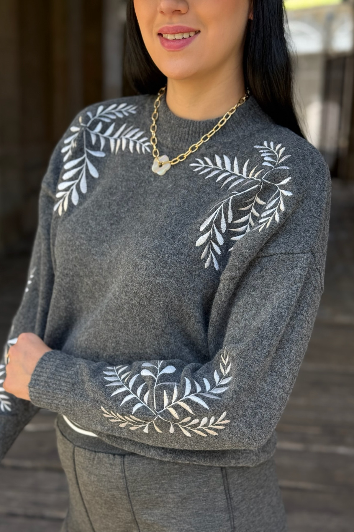 pull b young girl avec broderie blanches MAGGE 8186 (5)