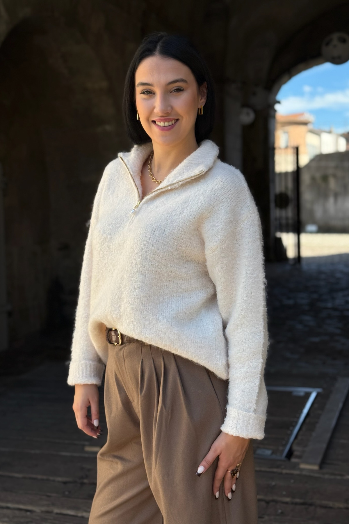 pull b young en maille blanc avec col montant a zip 8118 (2)