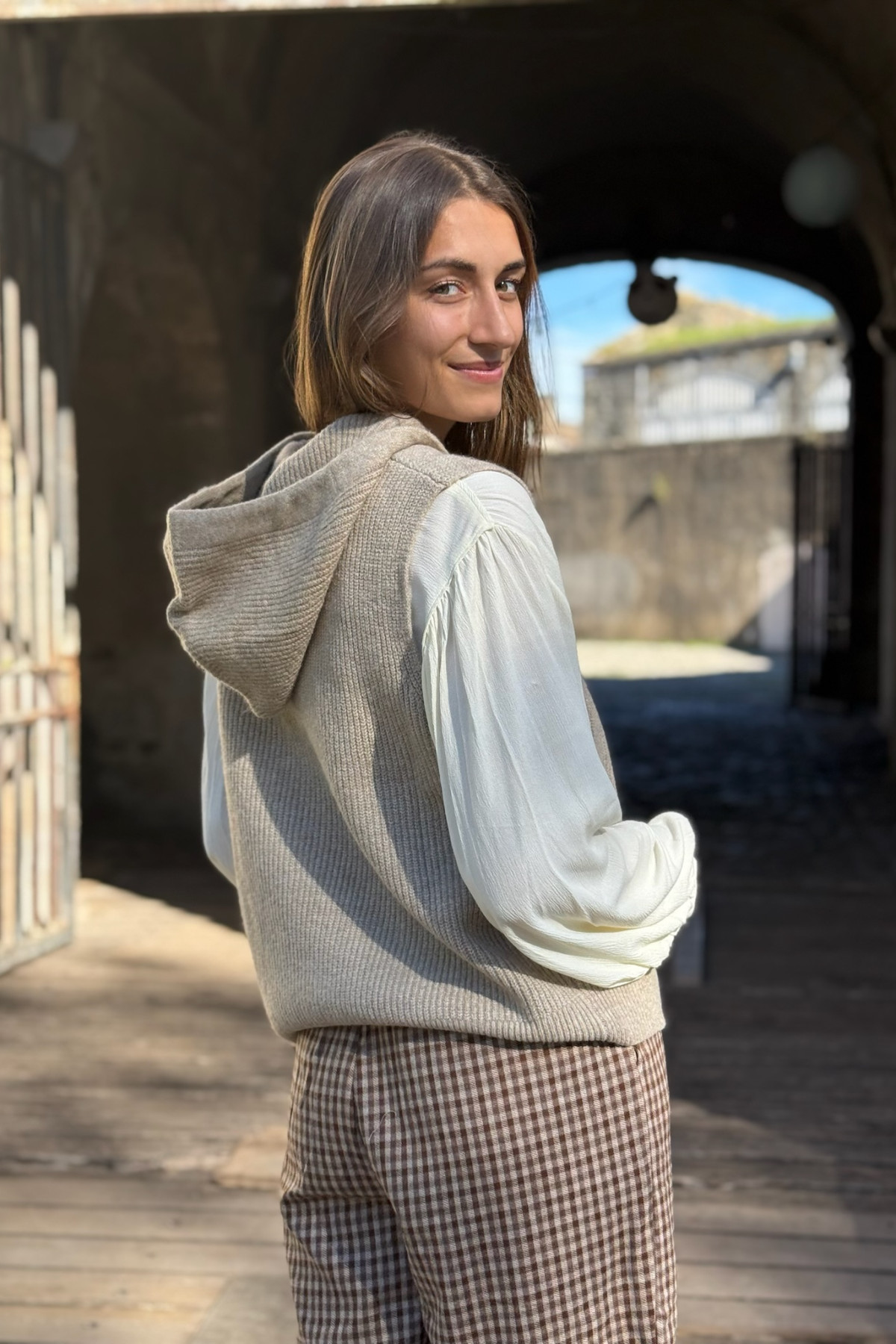 pull sans manches a capuche the korner beige 3406 (4)