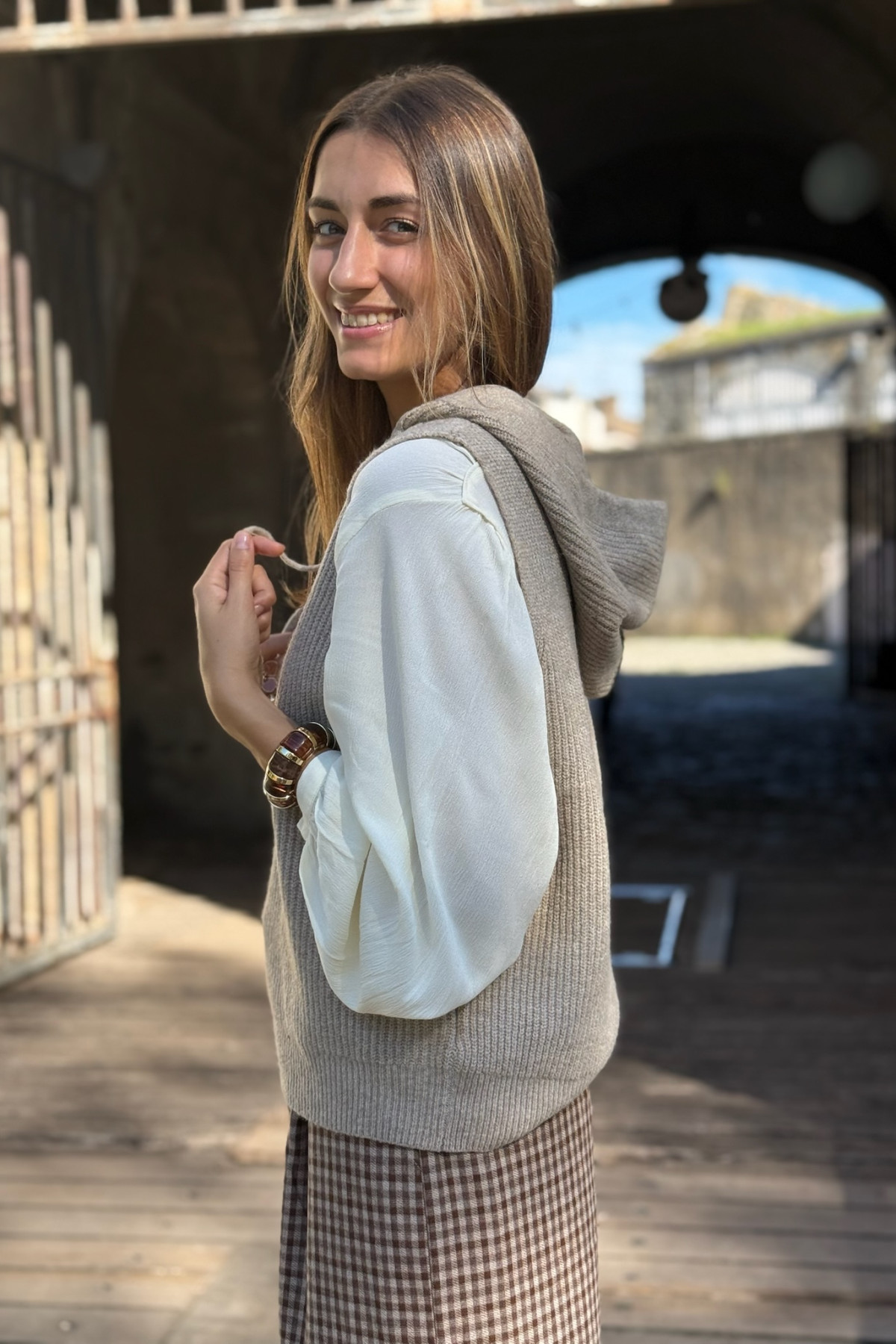 pull sans manches a capuche the korner beige 3406 (5)