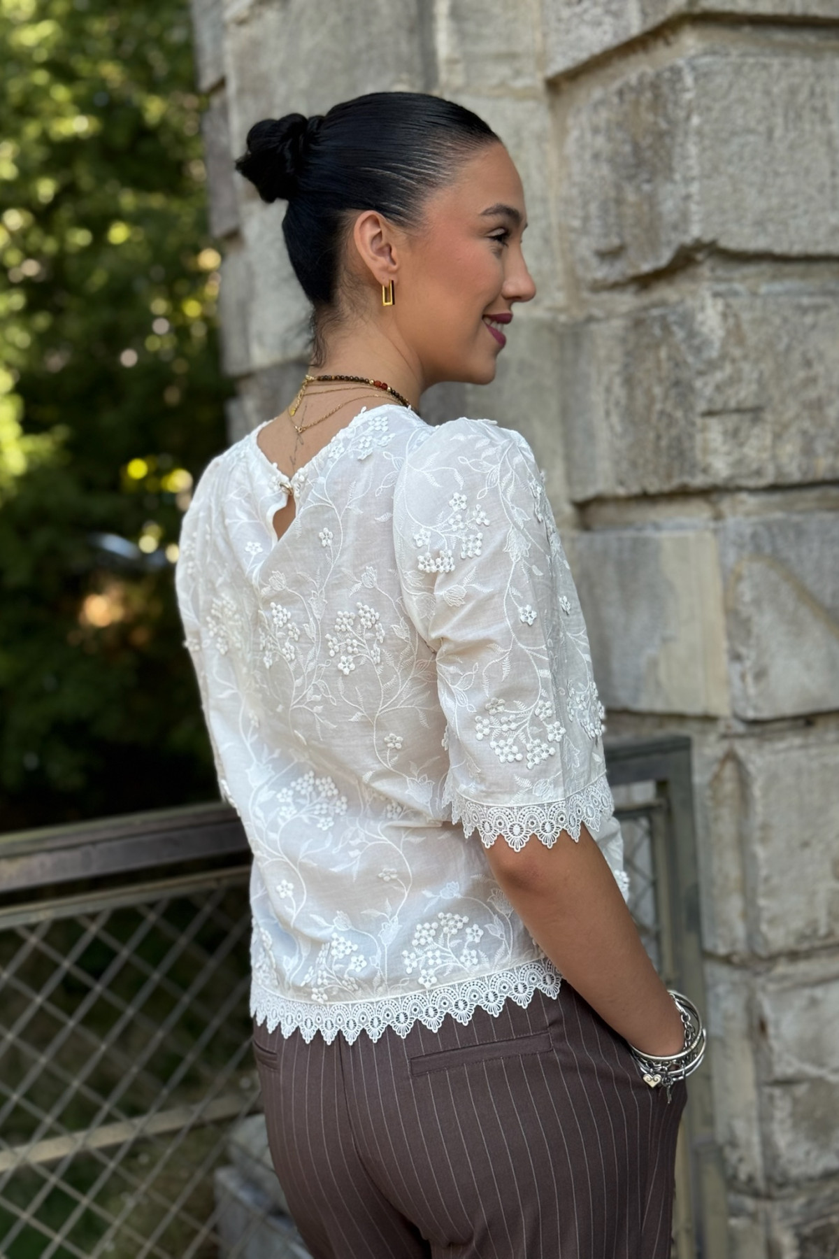 blouse cream blanche avec broderies hilda snow white 4343 (3)