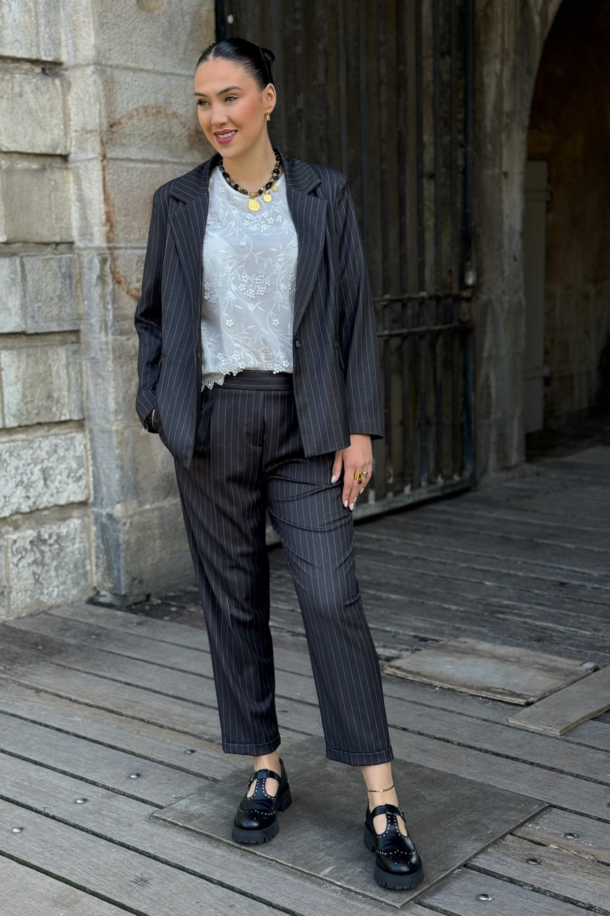 pantalon pako litto chino gris a rayures confort a pince 7/8 revers city stripped ptl3966  (1)