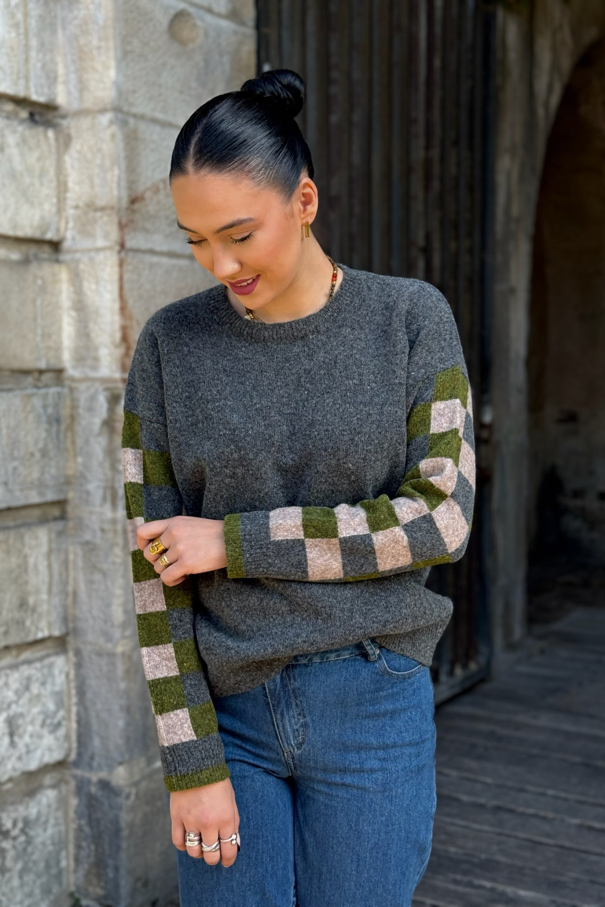 pull nice things gris avec manches a carreaux kaki et beige WKV054 (2)