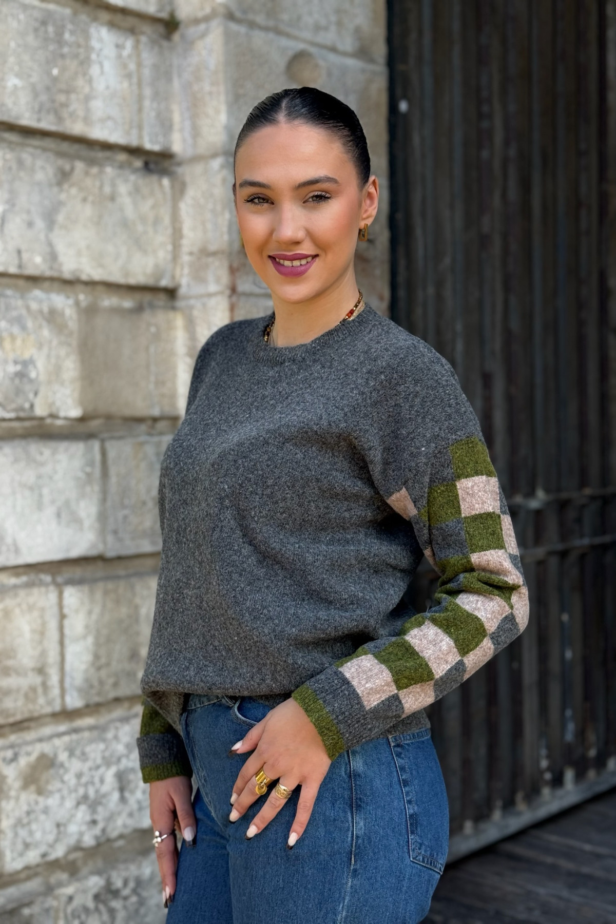 pull nice things gris avec manches a carreaux kaki et beige WKV054 (3)