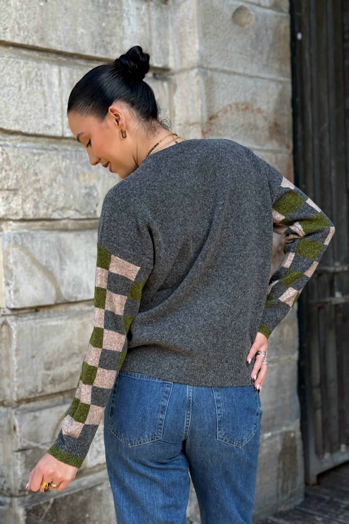 pull nice things gris avec manches a carreaux kaki et beige WKV054 (4)