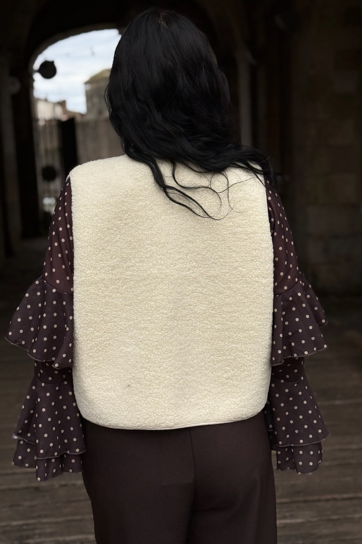 gilet sans manche écru coupe droite a boutons 384 (4)