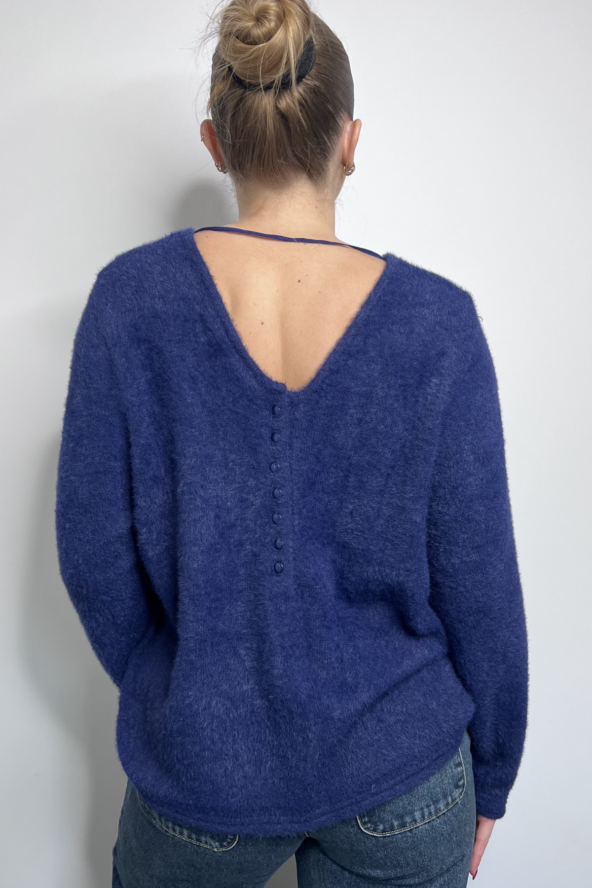 pull maille duveteuse bleu indigo avec boutons dans le dos (4)