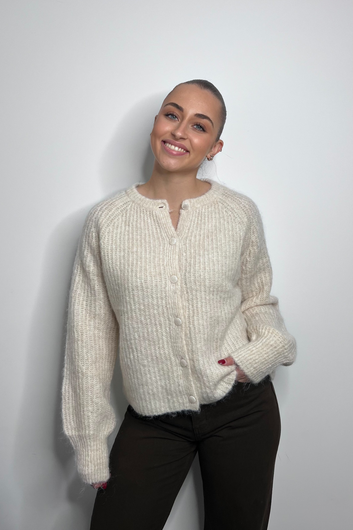 Gilet  chummy en maille douce et duveteuse blanc cassé SK28745 (1)