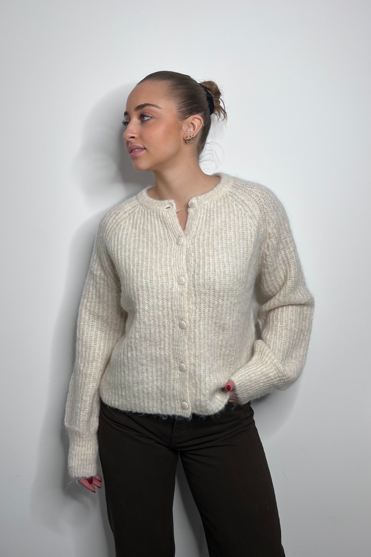 Gilet  chummy en maille douce et duveteuse blanc cassé SK28745 (2)