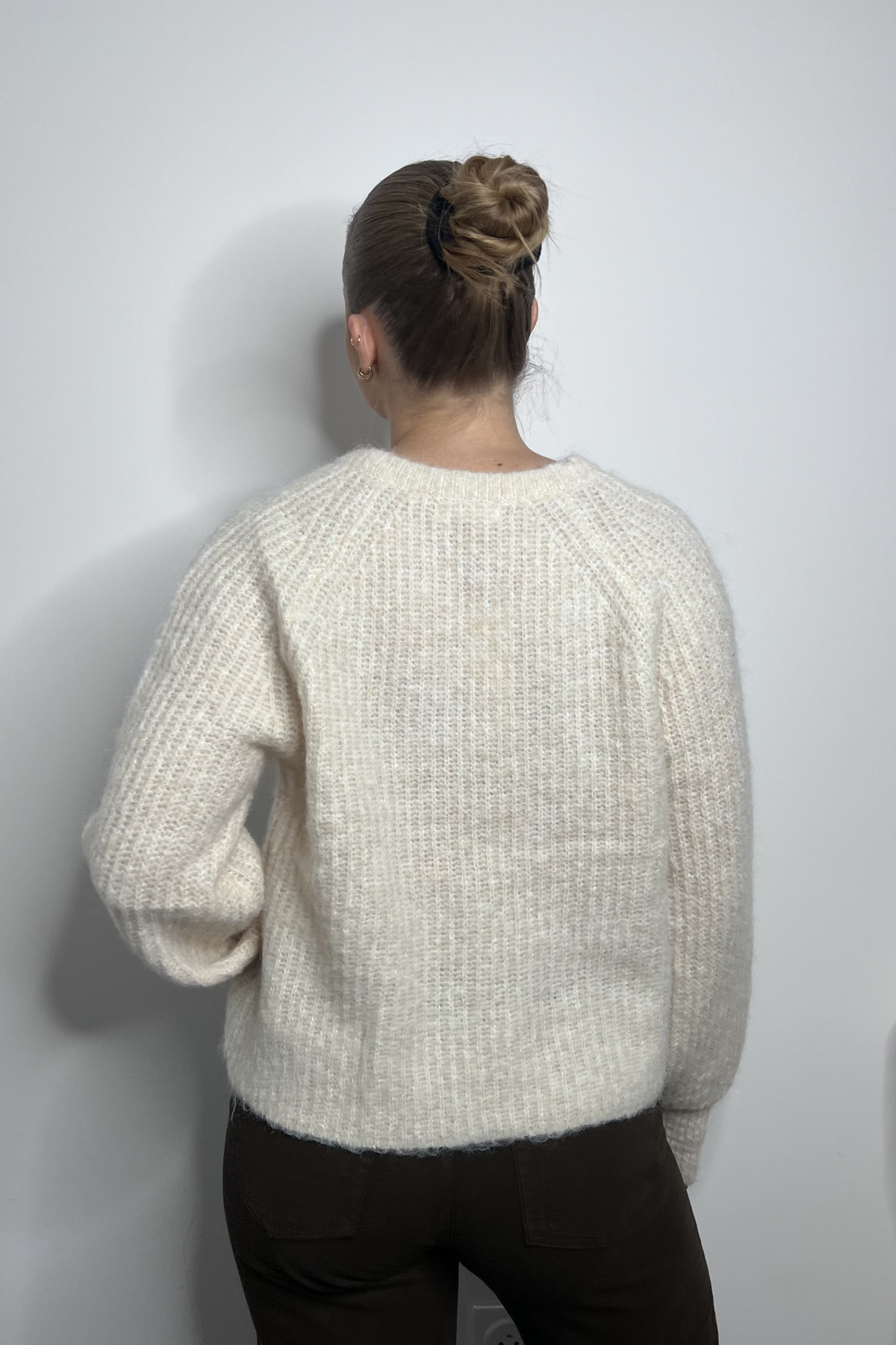 Gilet  chummy en maille douce et duveteuse blanc cassé SK28745 (4)