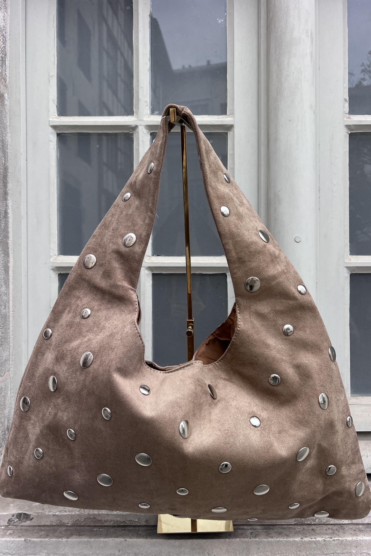chummy sac en daim taupe effet hobo oversize (3)