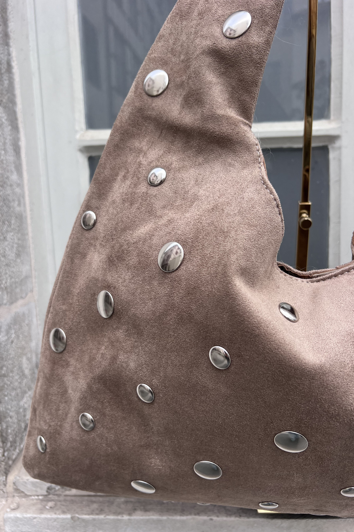 chummy sac en daim taupe effet hobo oversize (4)