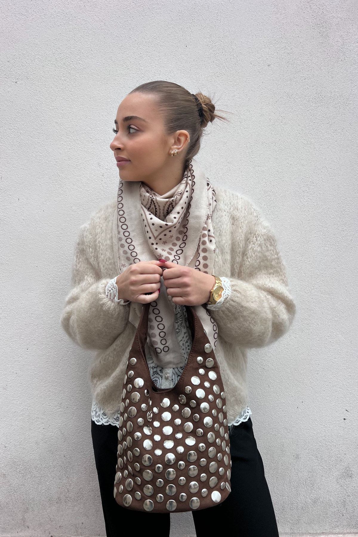 chummy sac en daim chocolat a oeillets métalliques argentés (1)