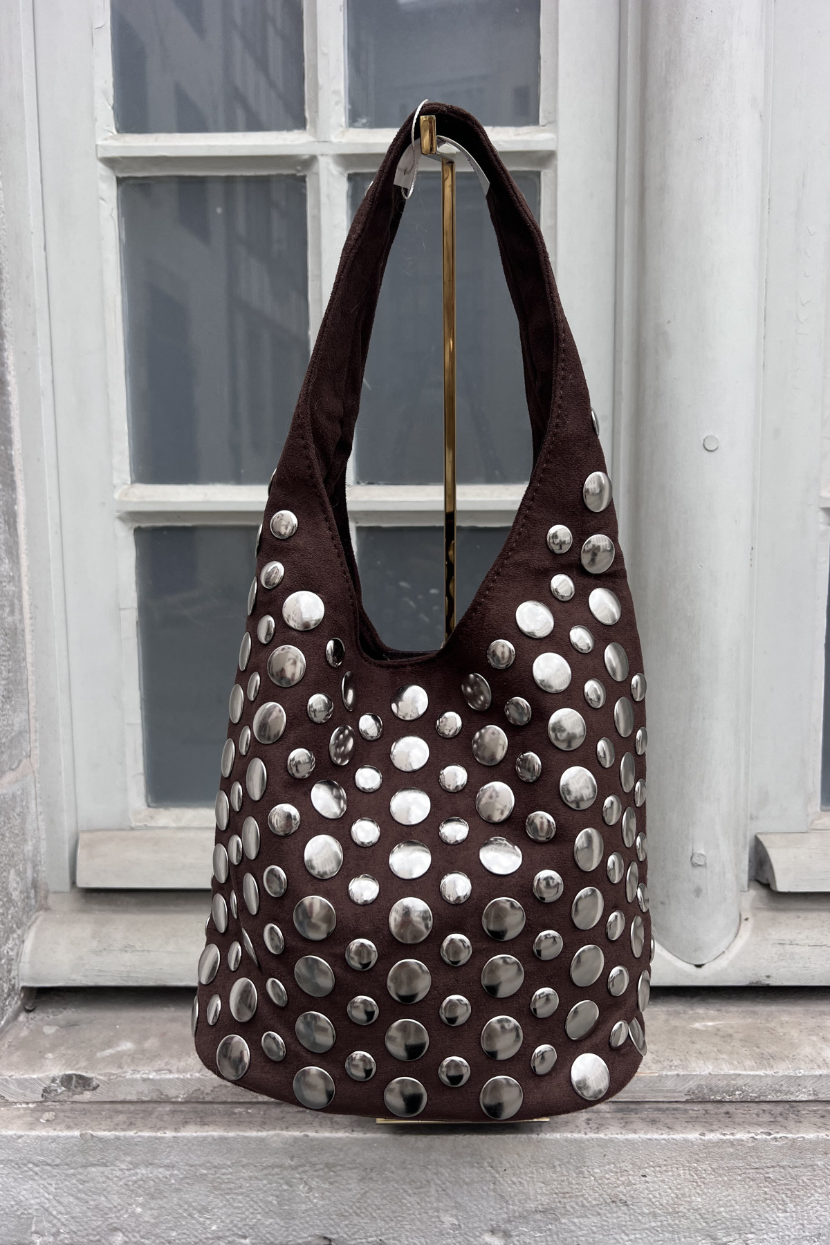 chummy sac en daim chocolat a oeillets métalliques argentés (2)