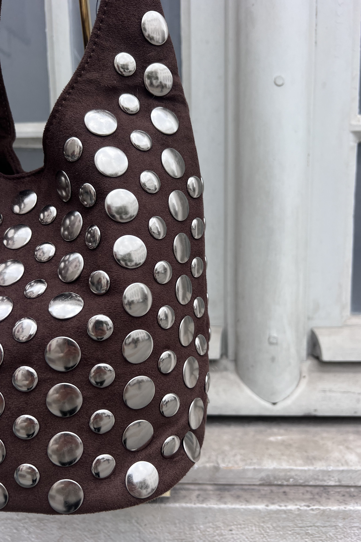 chummy sac en daim chocolat a oeillets métalliques argentés (3)