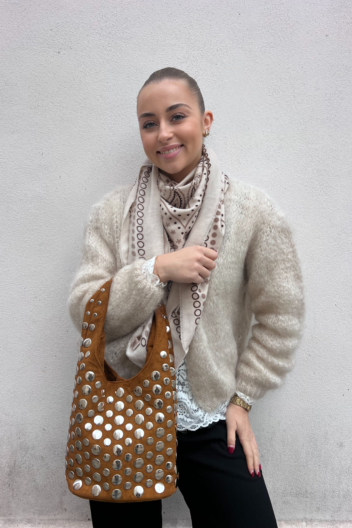 chummy sac en daim camel à gros oeillets métalliques argentés (1)