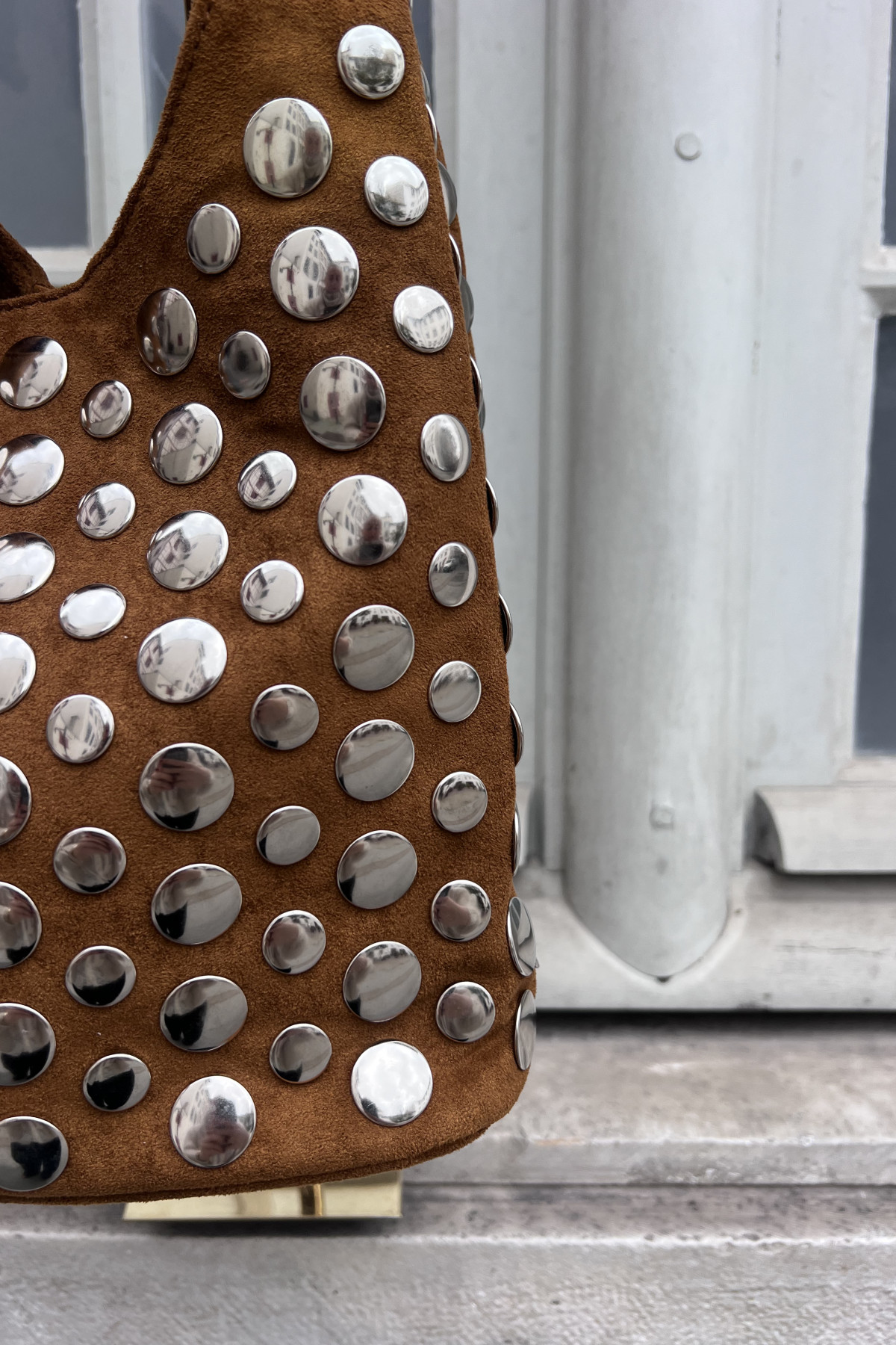 chummy sac en daim camel à gros oeillets métalliques argentés (4)