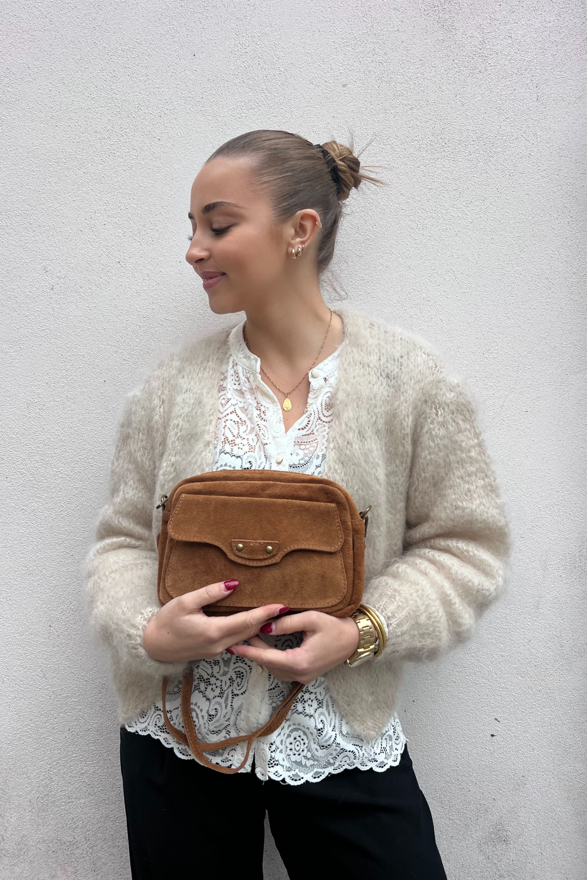 Sac CHUMMY en cuir suédé à l’aspect doux et velouté couleur camel chaud (1)