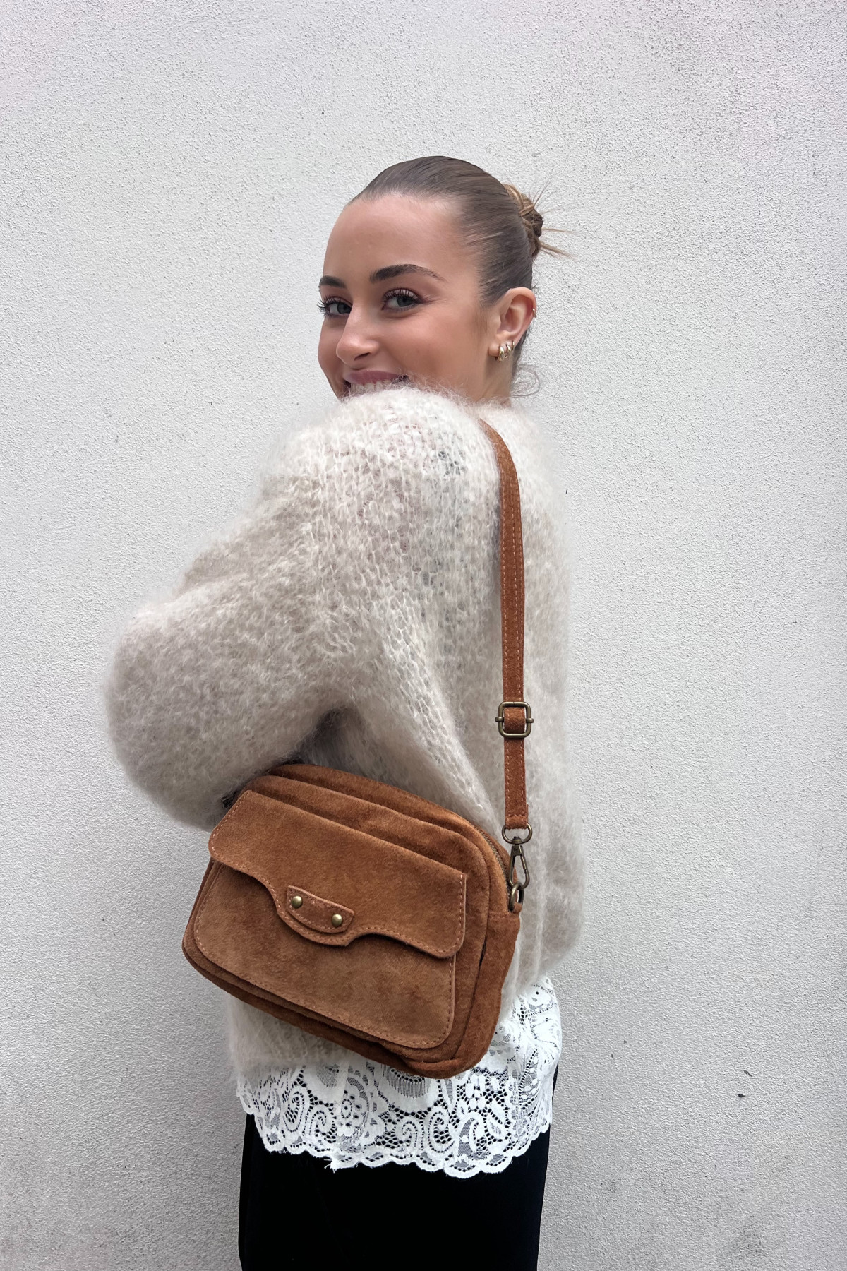 Sac CHUMMY en cuir suédé à l’aspect doux et velouté couleur camel chaud (2)