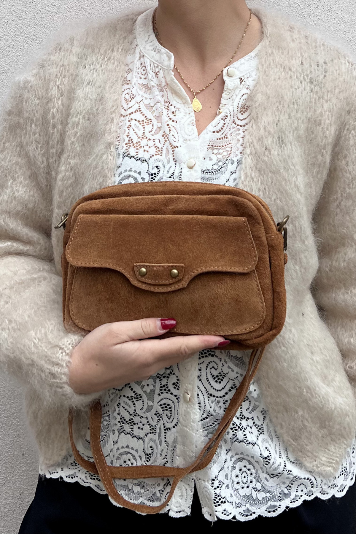 Sac CHUMMY en cuir suédé à l’aspect doux et velouté couleur camel chaud (3)