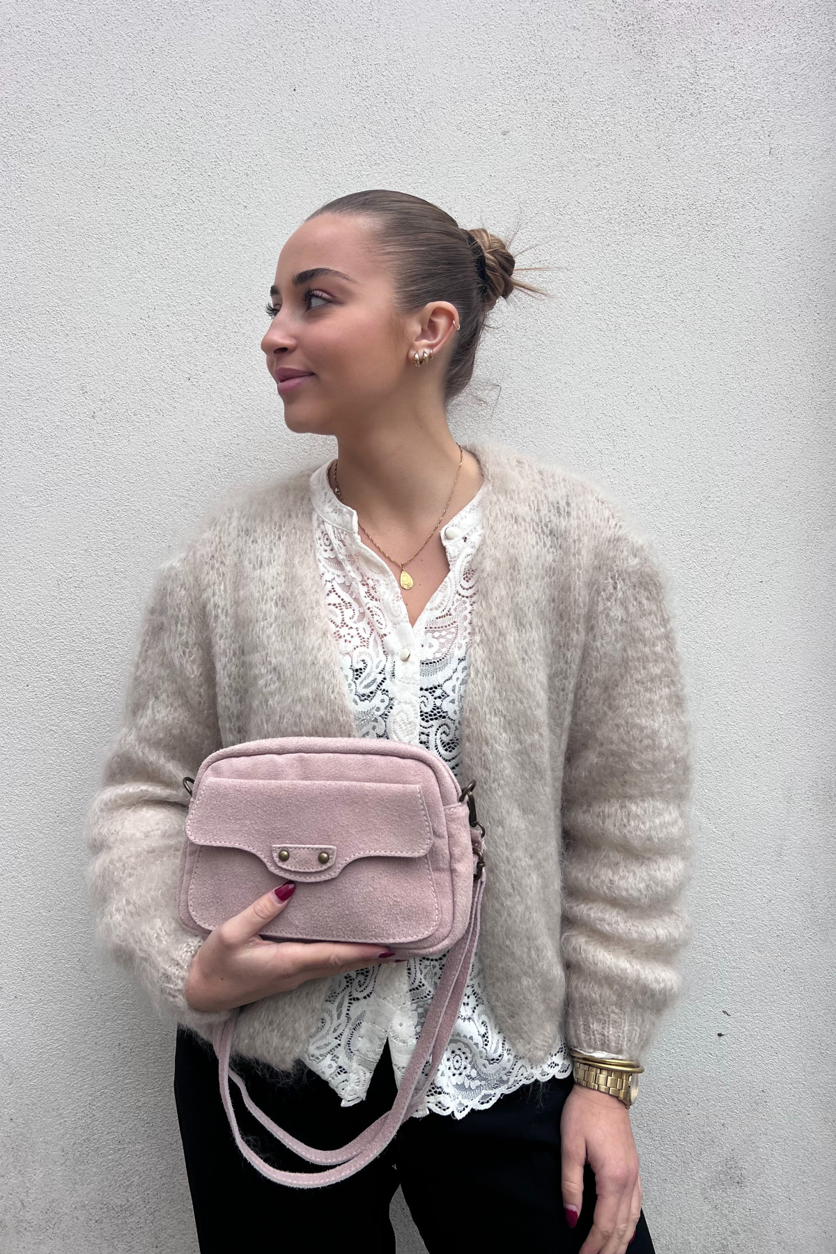 Sac CHUMMY en cuir suédé à l’aspect doux et velouté couleur rose poudré (1)