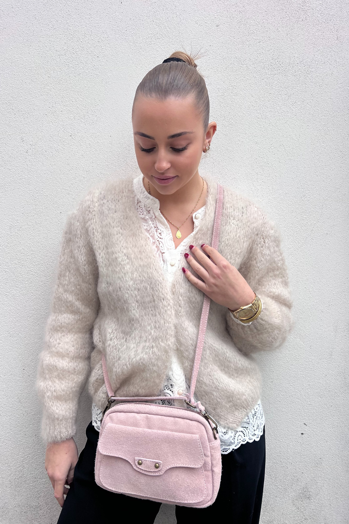 Sac CHUMMY en cuir suédé à l’aspect doux et velouté couleur rose poudré (2)