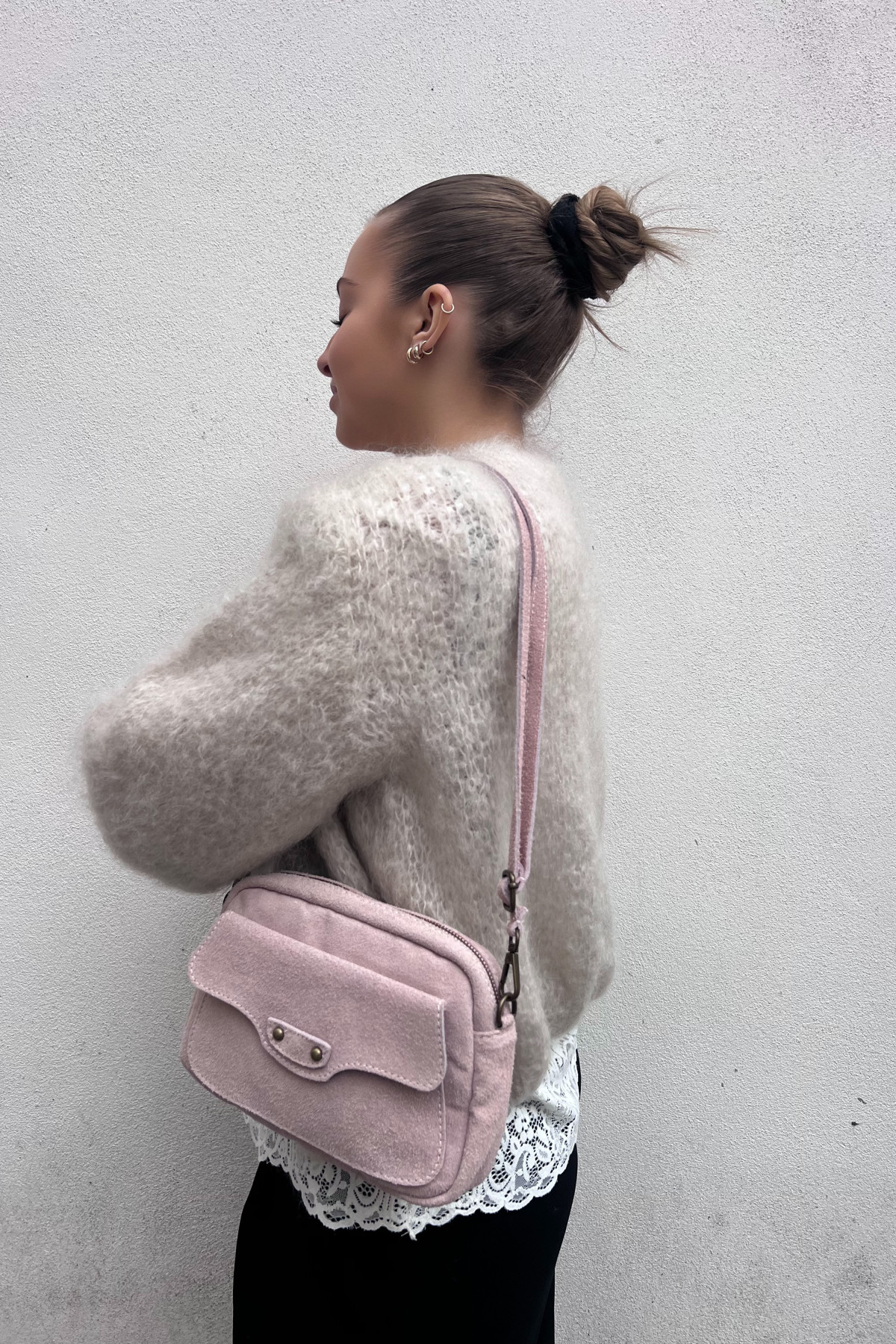 Sac CHUMMY en cuir suédé à l’aspect doux et velouté couleur rose poudré (3)