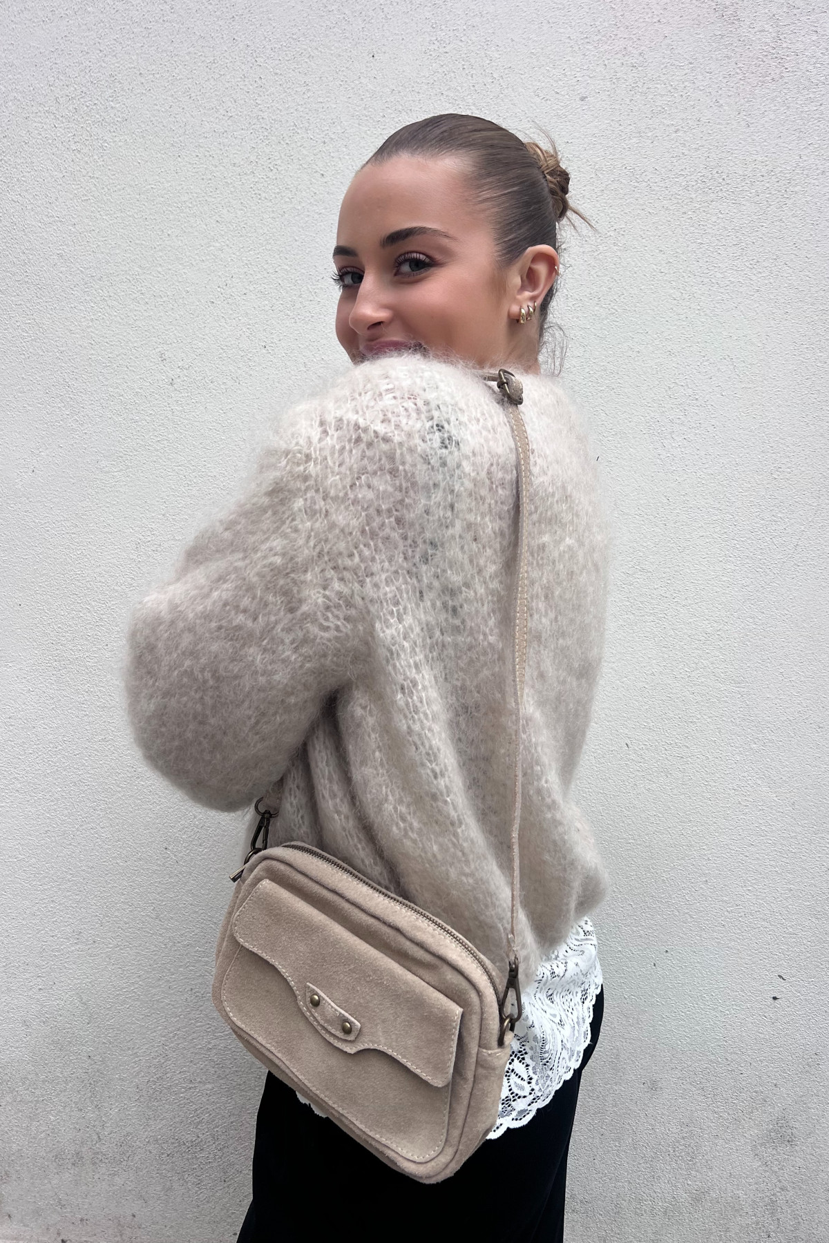 Sac CHUMMY en cuir suédé à l’aspect doux et velouté couleur beige taupe (2)