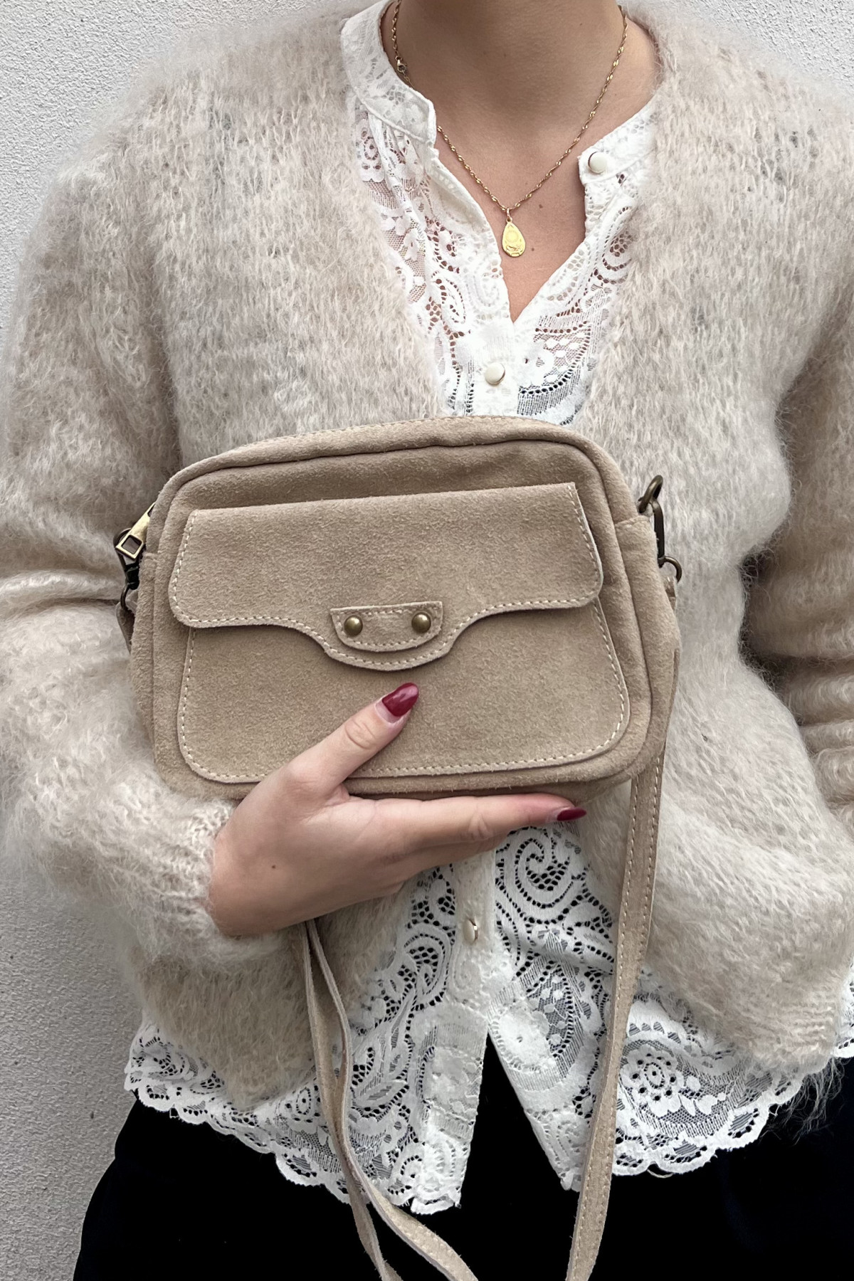 Sac CHUMMY en cuir suédé à l’aspect doux et velouté couleur beige taupe (3)