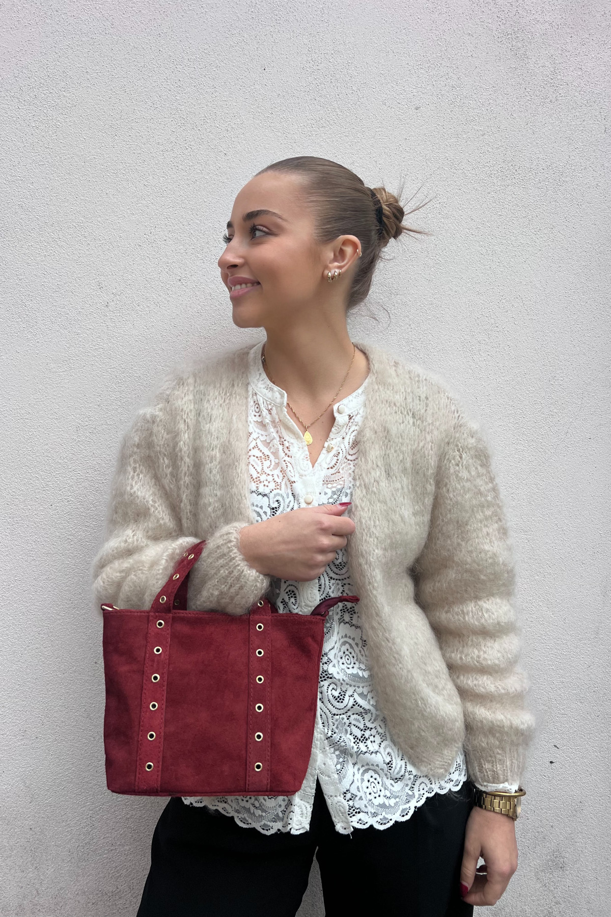 sac chummy en cuir suédé à oeillets métalliques rouge (1)