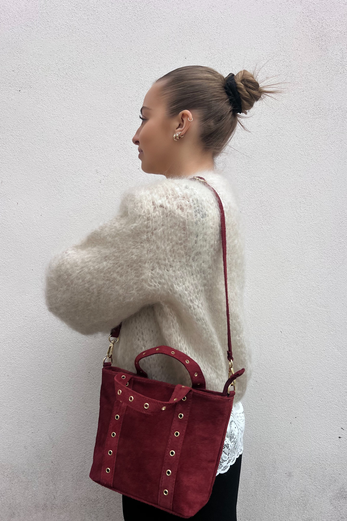 sac chummy en cuir suédé à oeillets métalliques rouge (2)