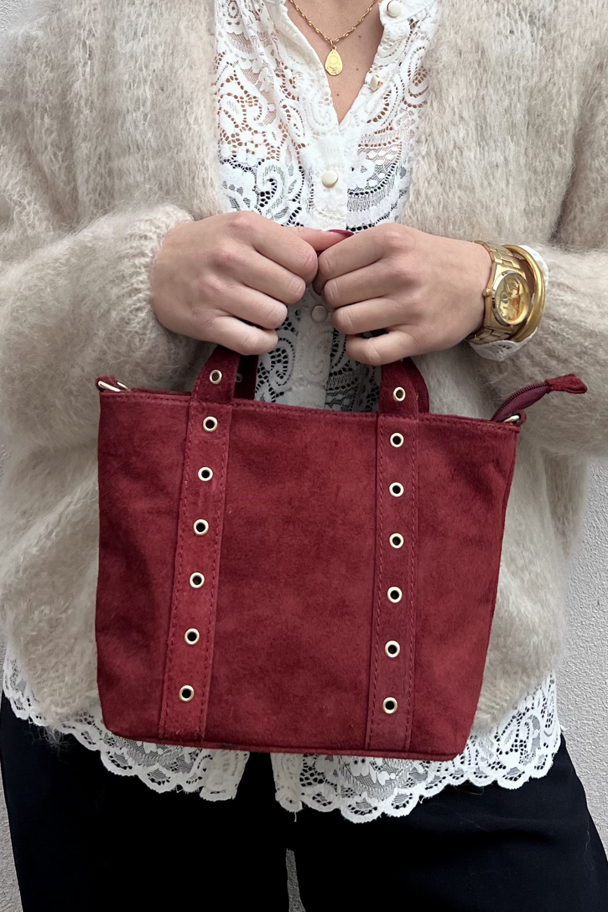 sac chummy en cuir suédé à oeillets métalliques rouge (3)