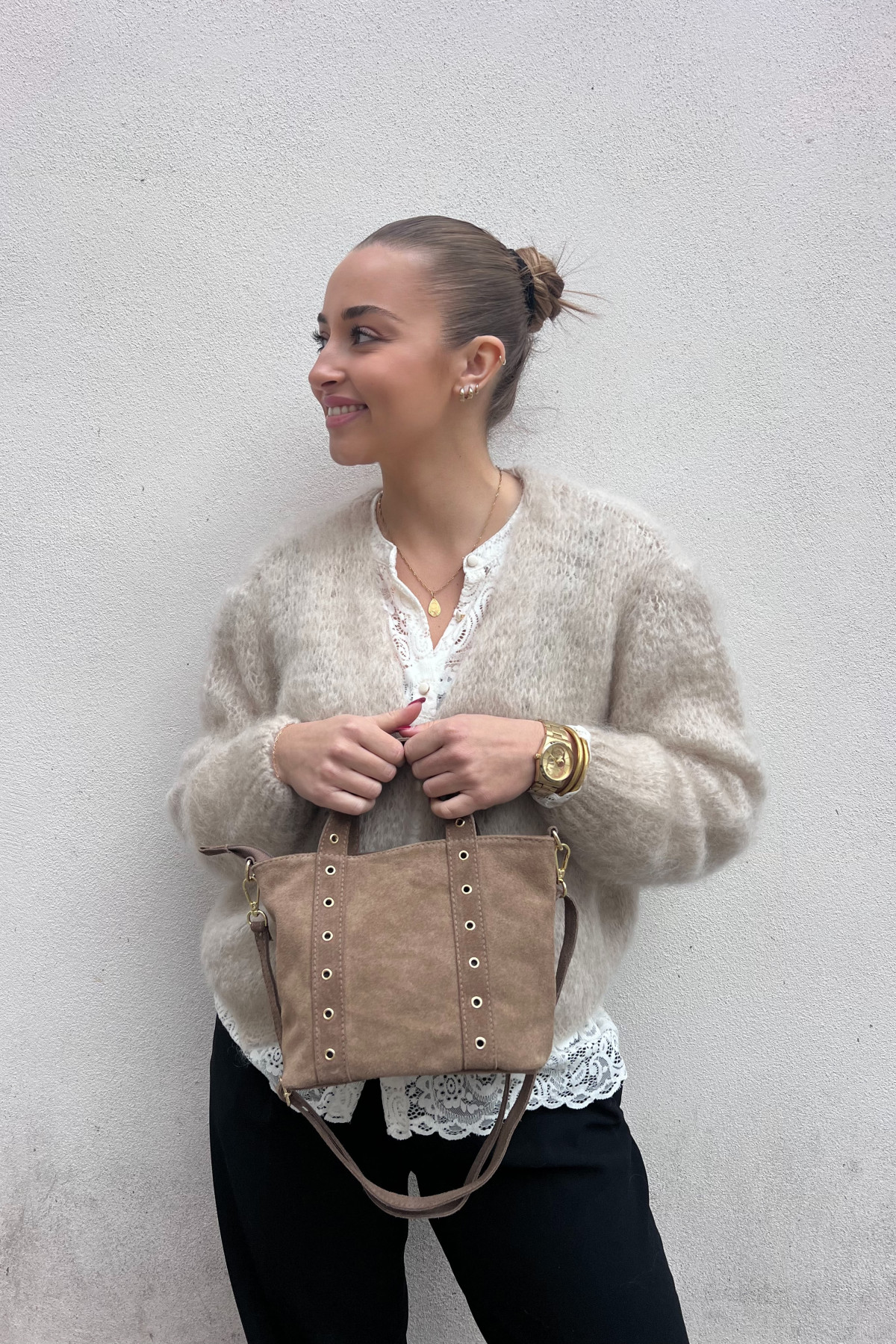 sac en cuir suédé chummy couleur taupe à oeillets métalliques (1)