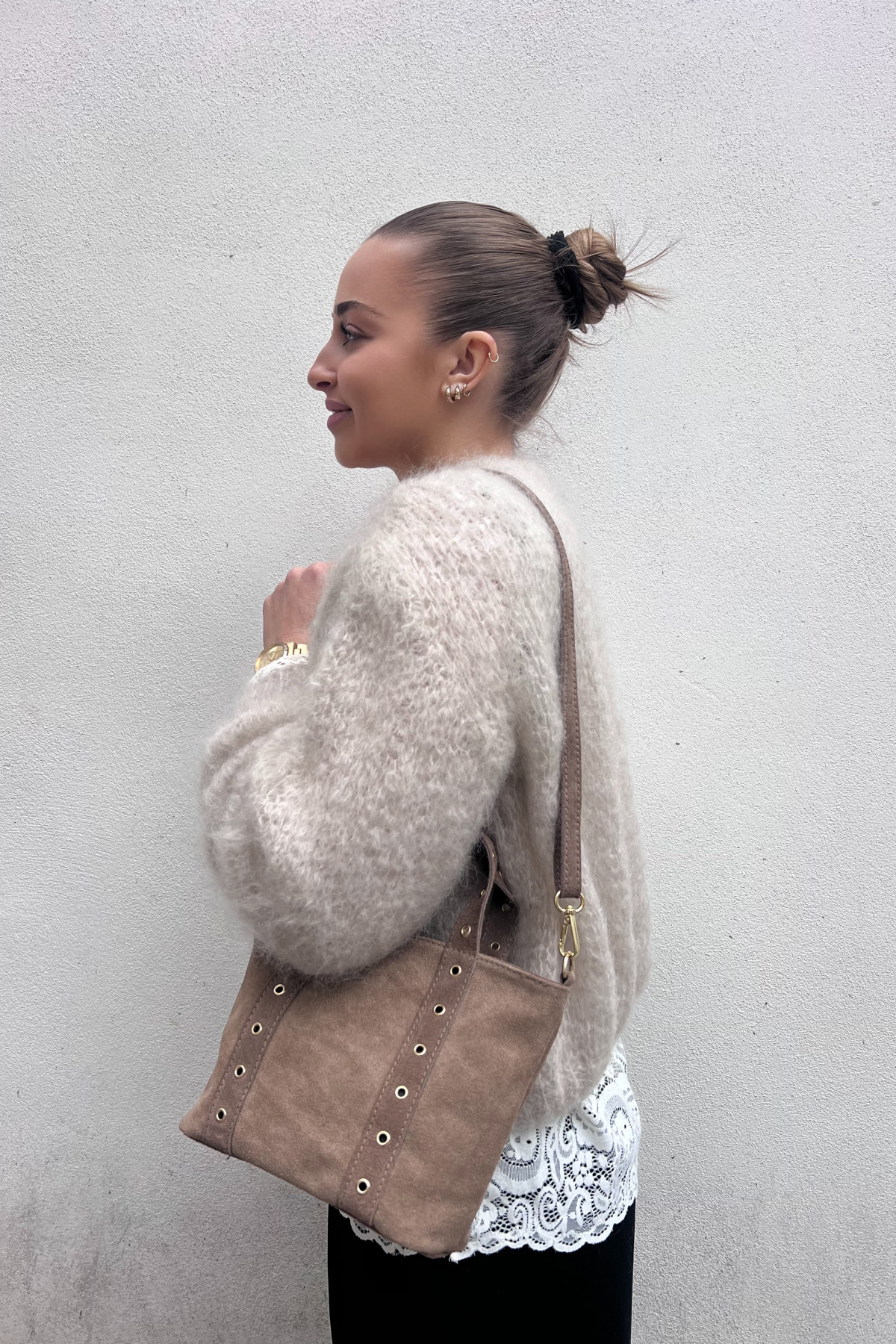 sac en cuir suédé chummy couleur taupe à oeillets métalliques (2)