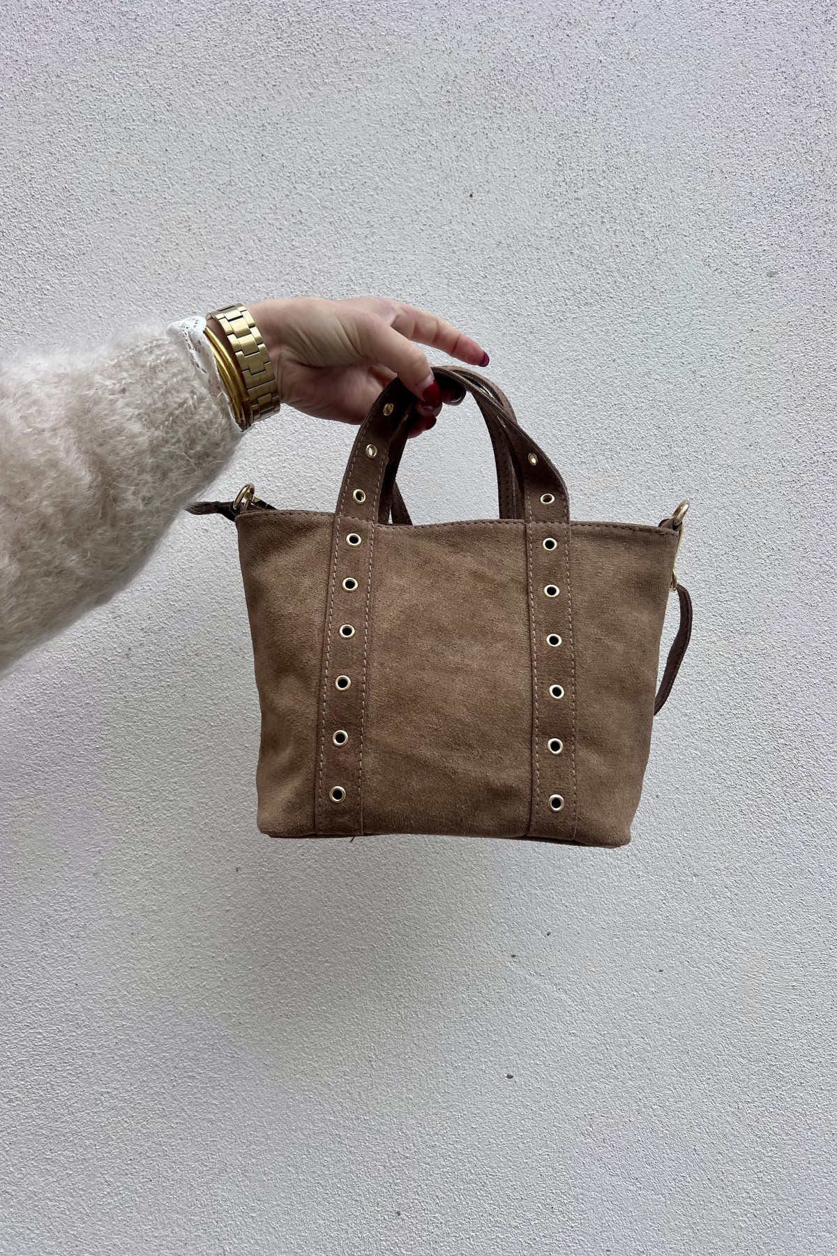 sac en cuir suédé chummy couleur taupe à oeillets métalliques (3)