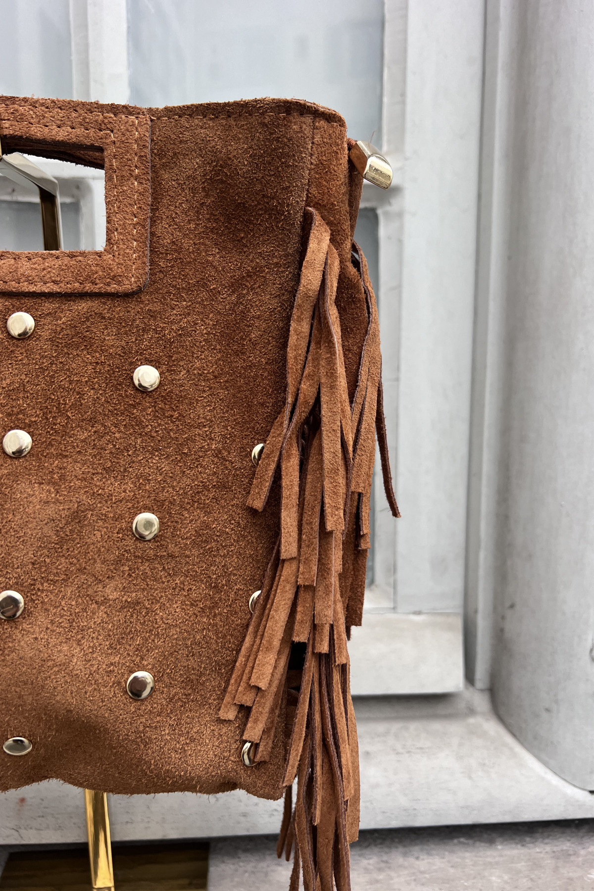 chummy sac marion en cuir à oeillets métalliques camel (4)