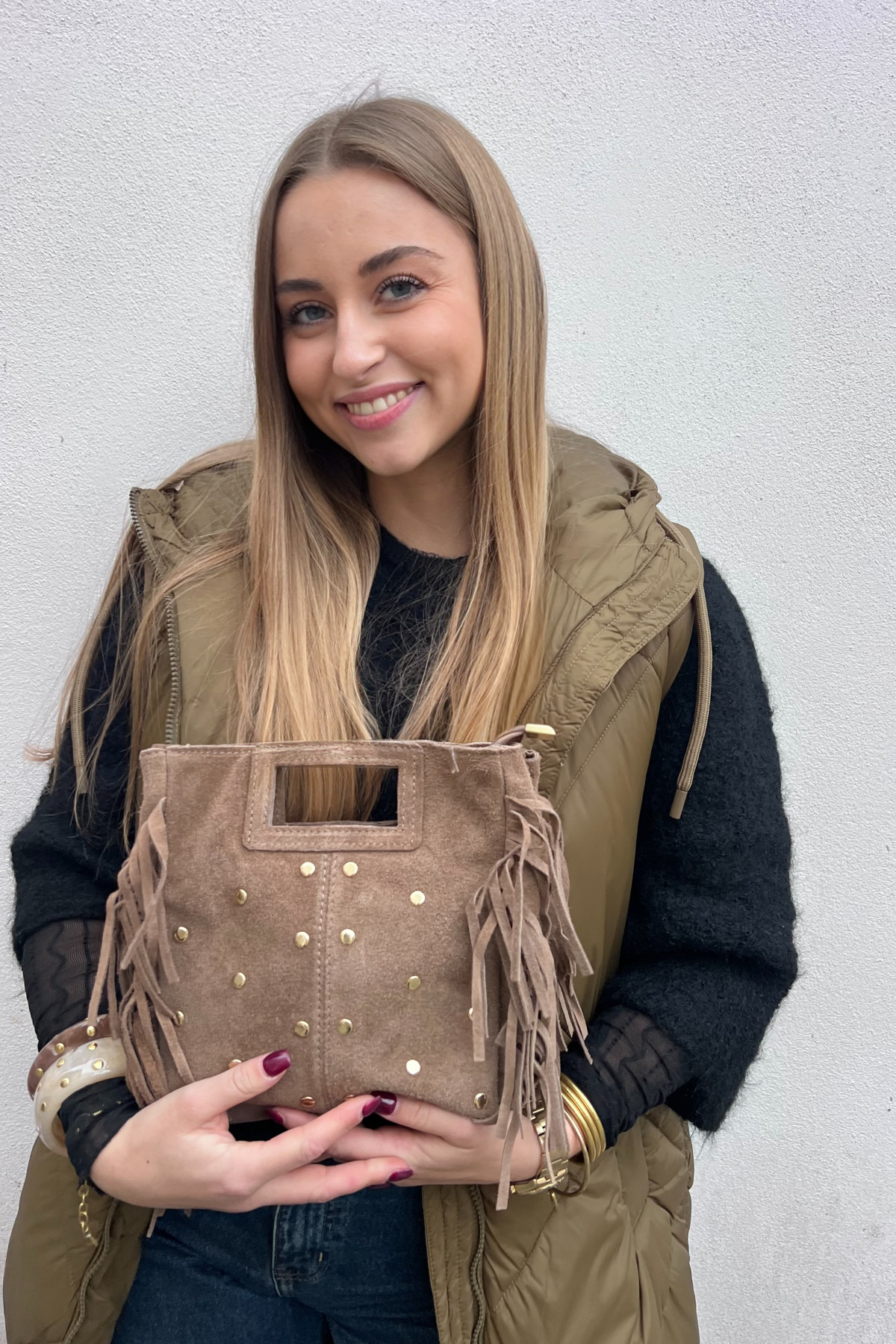 chummy sac marion en cuir à oeillets métalliques taupe (2)