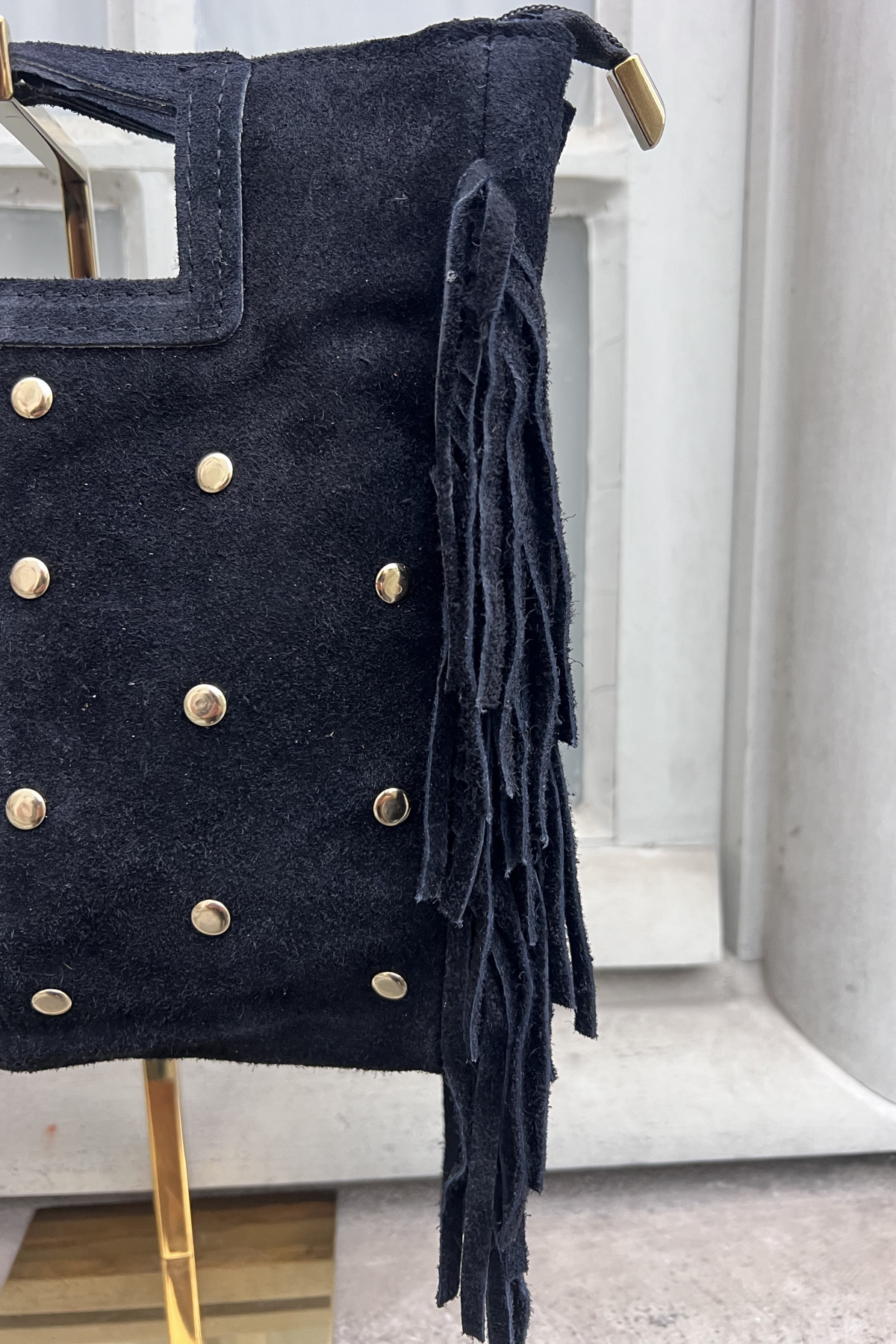 chummy sac marion en cuir à oeillets métalliques noir (3)