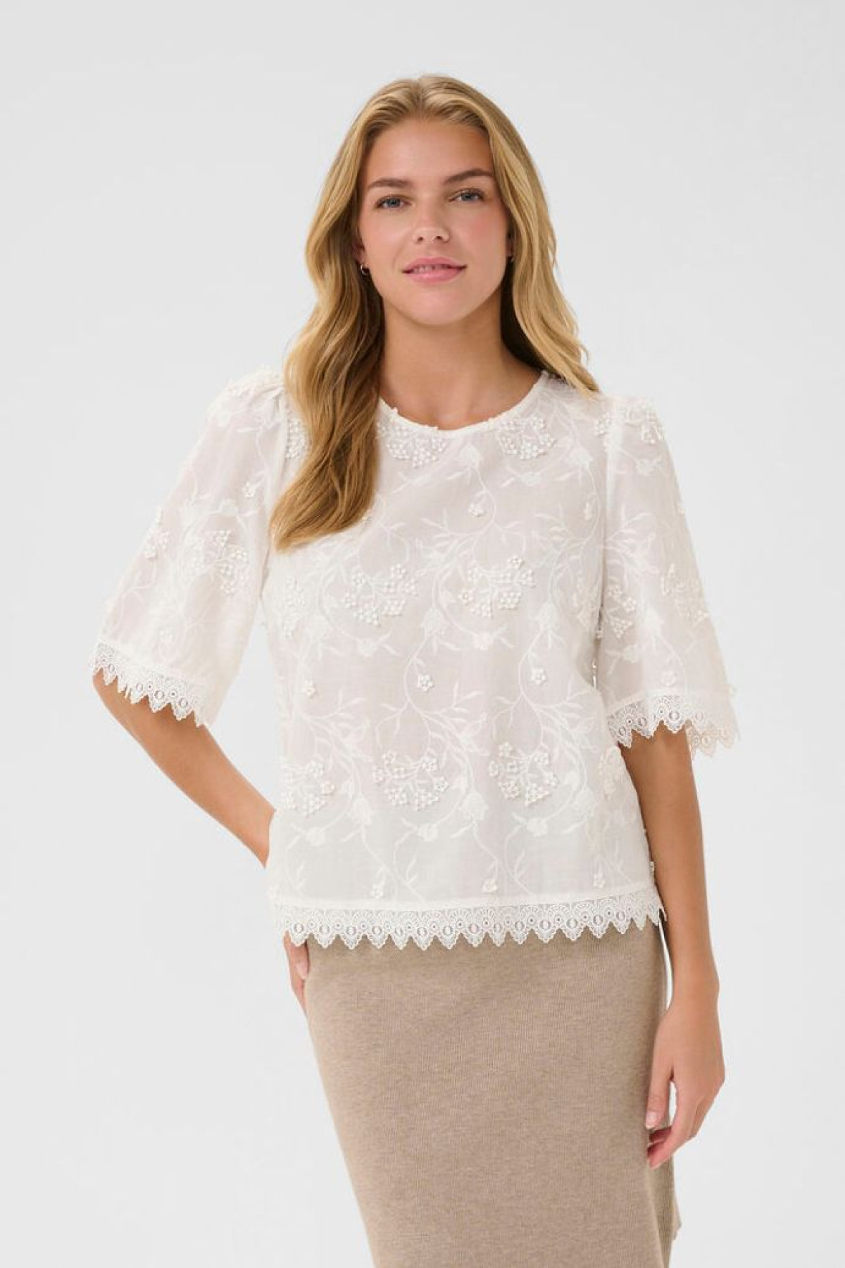 blouse cream avec broderies et dentelle 10614343 (1)