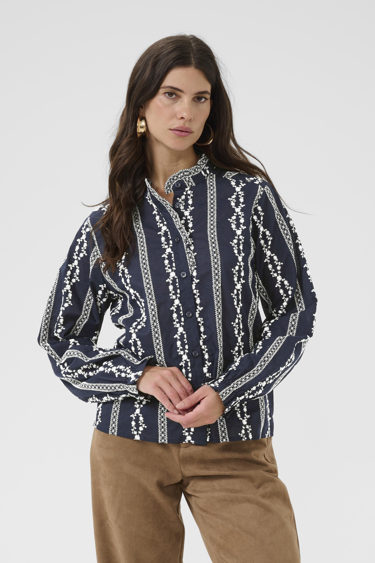 cream blouse sabina bleue marine à broderie 10614549 (1)