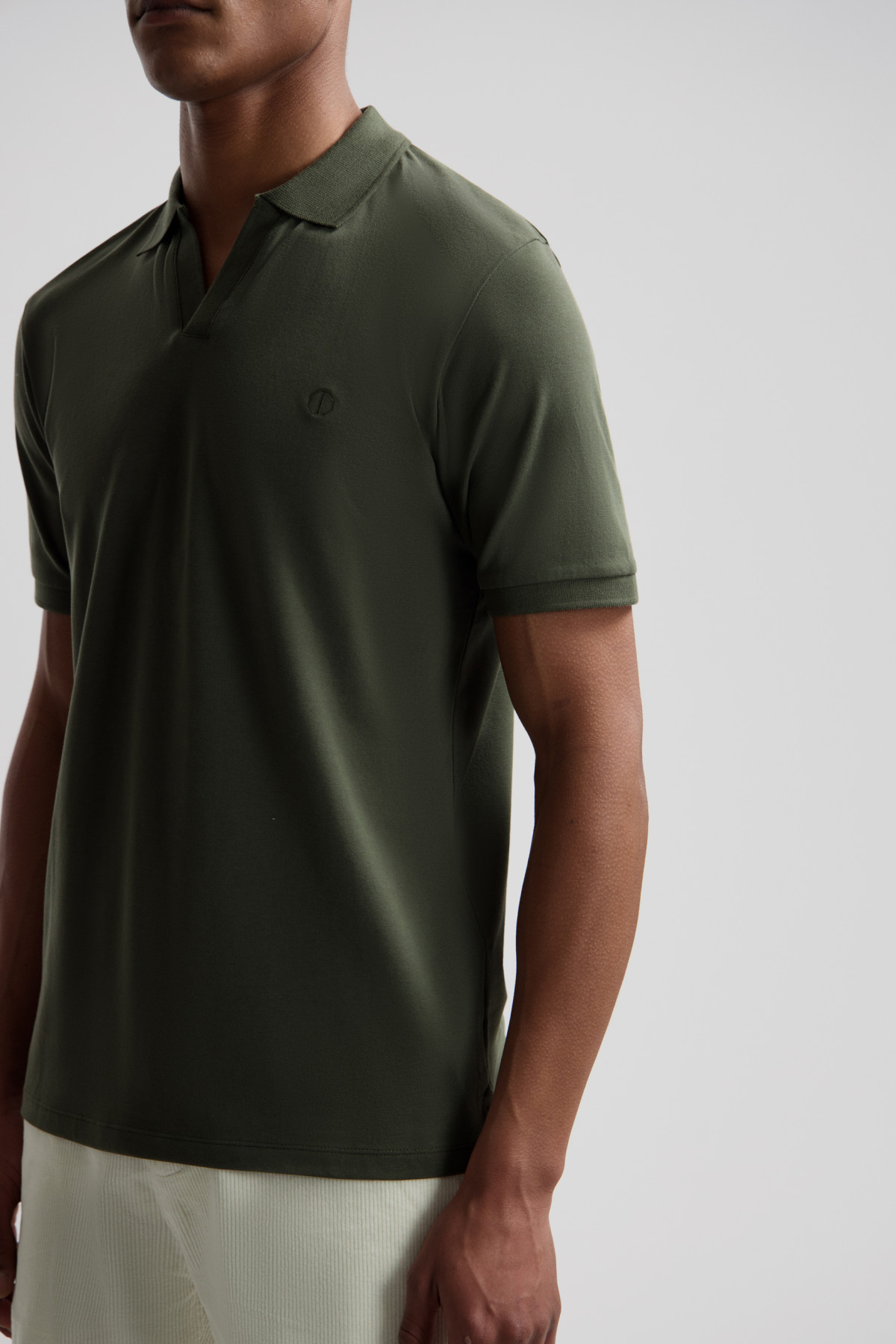 The Bowie V-Neck Polo kaki (3)