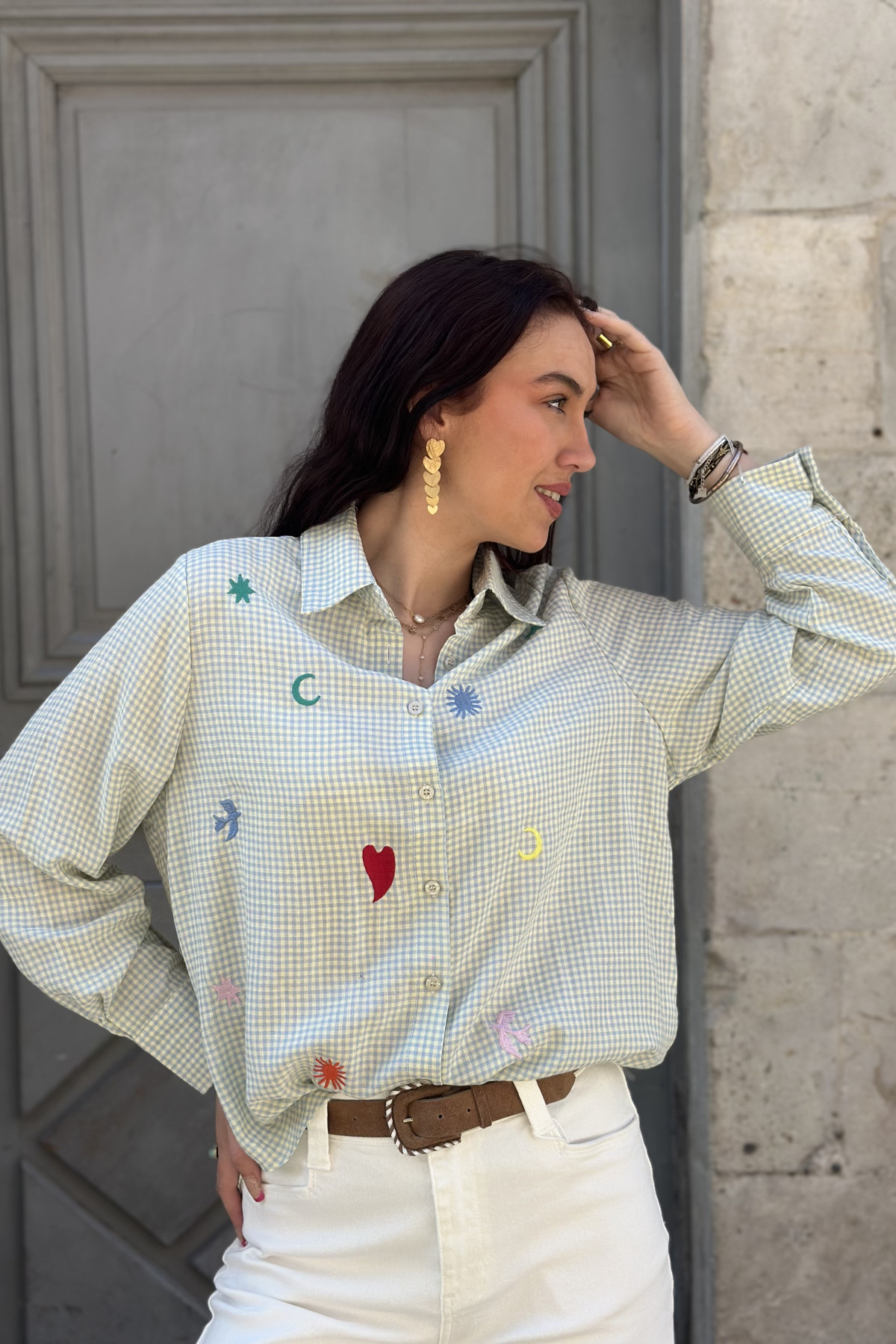 Chemise à carreaux avec des dessins cousus sur l'avant 