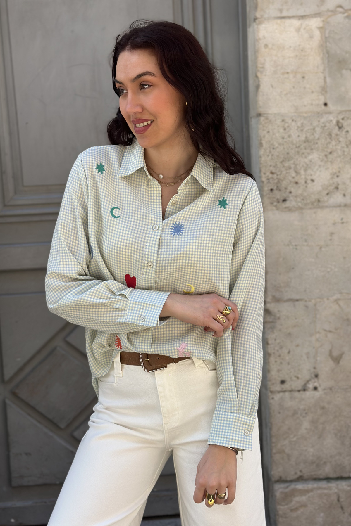 Chemise à carreaux avec des dessins cousus sur l'avant 