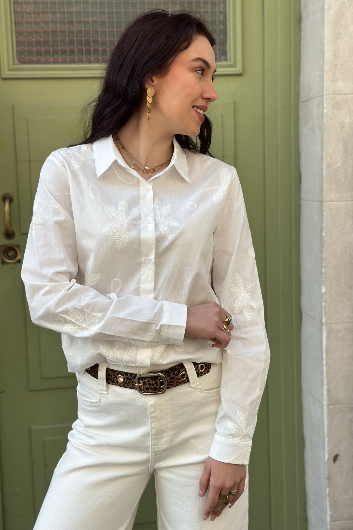 Chemise blanches avec des broderies blanches 