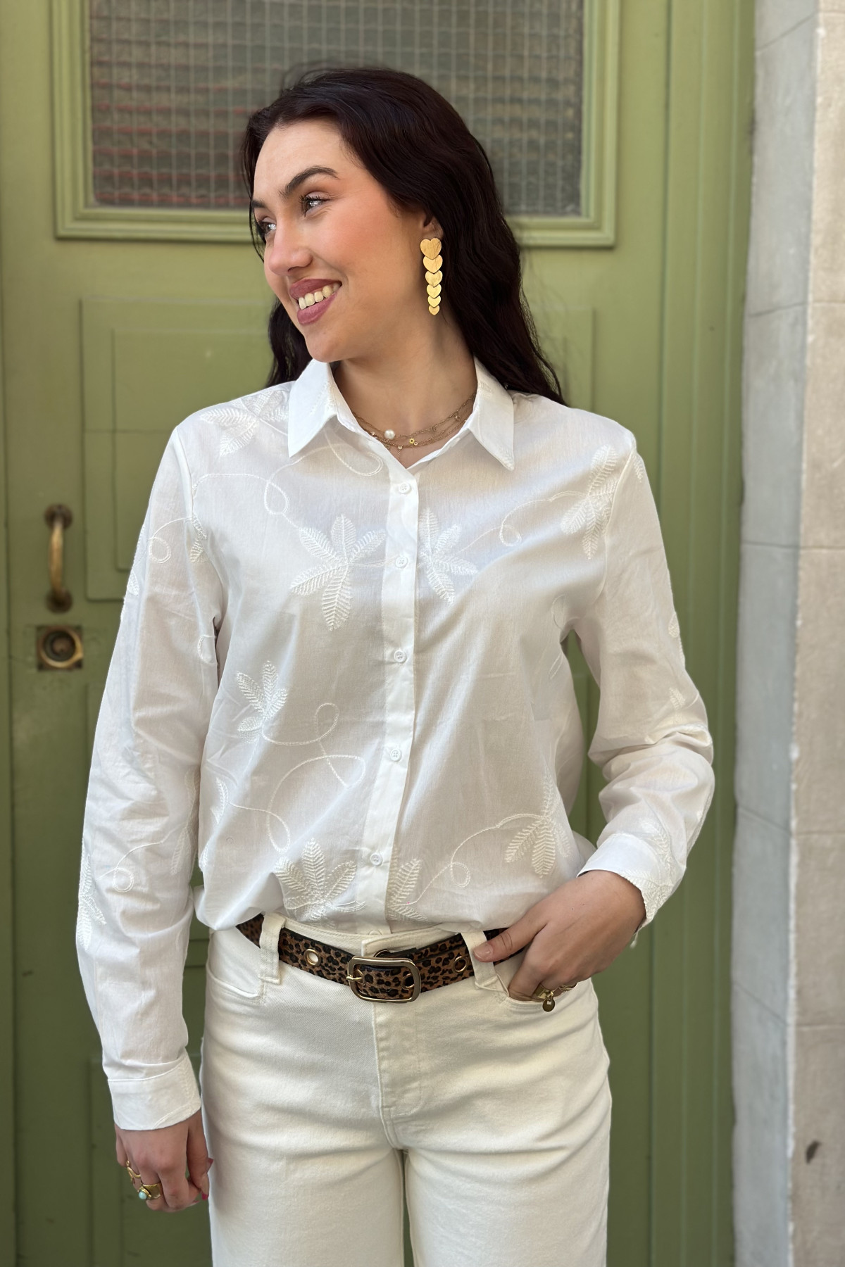 Chemise blanches avec des broderies blanches 