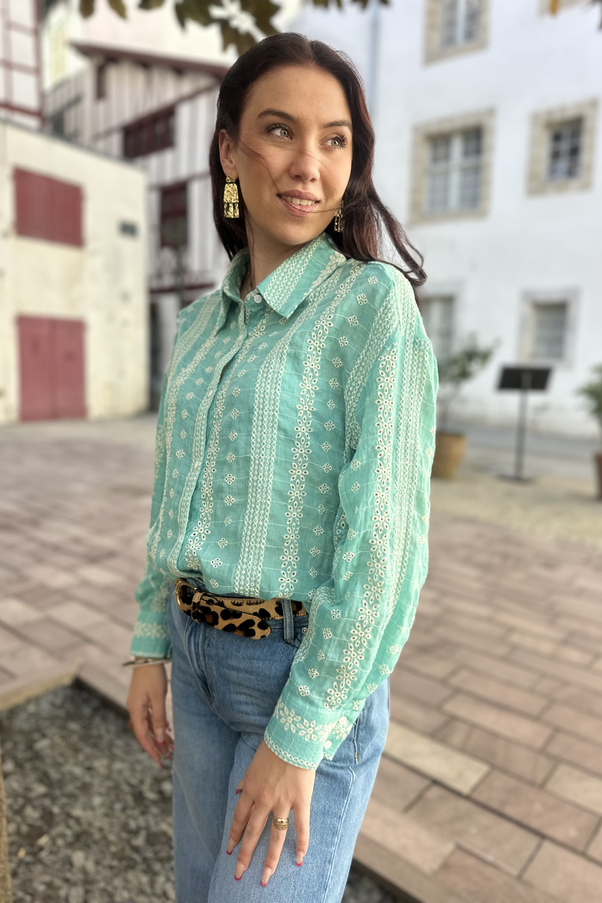 Chemise the korner bleu avec des broderie blanches