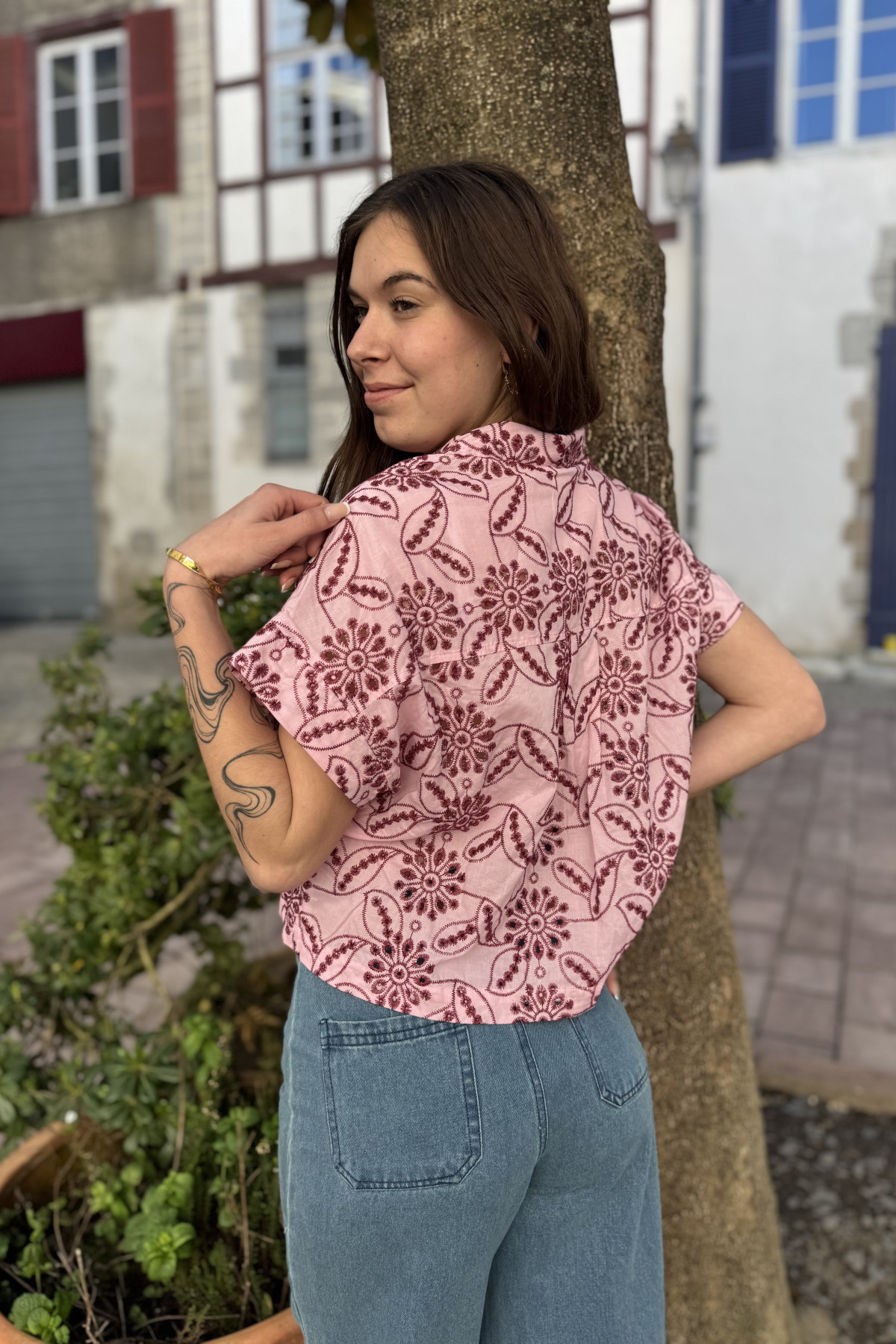 Chemisier the korner rose avec ses broderies bordeaux en lin